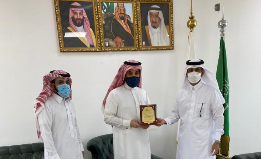 سعادة عميد كلية الهندسة يكرم الدكتور ابراهيم العريفي رئيس قسم الهندسة الميكانيكية والصناعية السابق