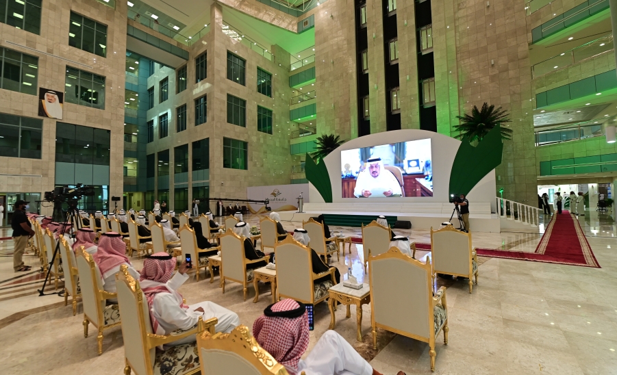 الجامعة تقيم حفل تخريج الدفعة الحادية عشرة والثانية عشرة من طلابها برعاية صاحب السمو الملكي الأمير فيصل بن بندر ( أمير منطقة الرياض ) . 