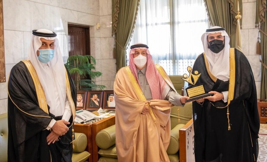 أمير منطقة الرياض يكرم الفائزين بجائزة جامعة المجمعة لخدمة المجتمع . 