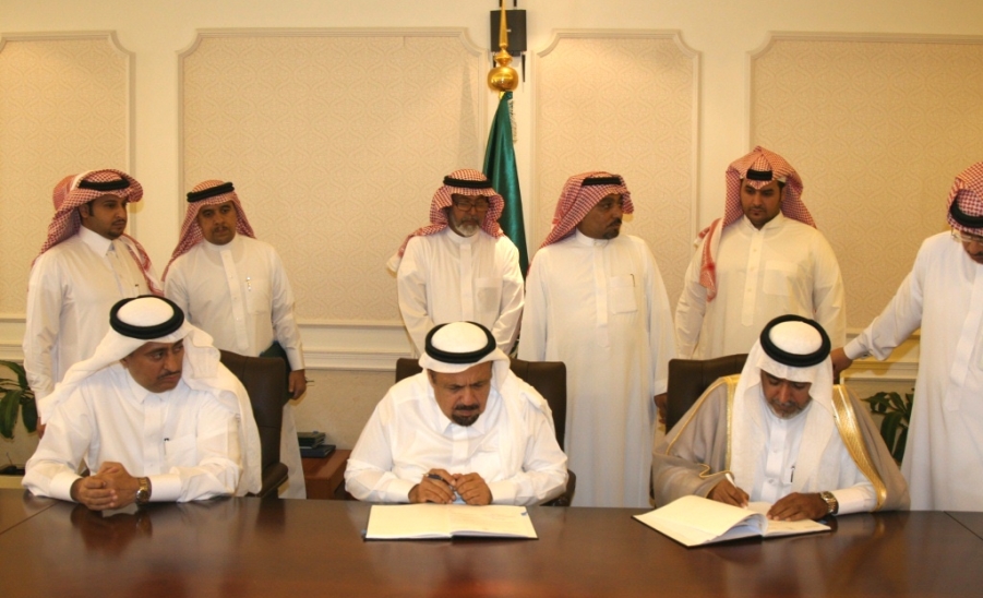 توقيع معالي وزير التعليم العالي عقد إنشاء مبنى إدارة الجامعة والعمادات المساندة 