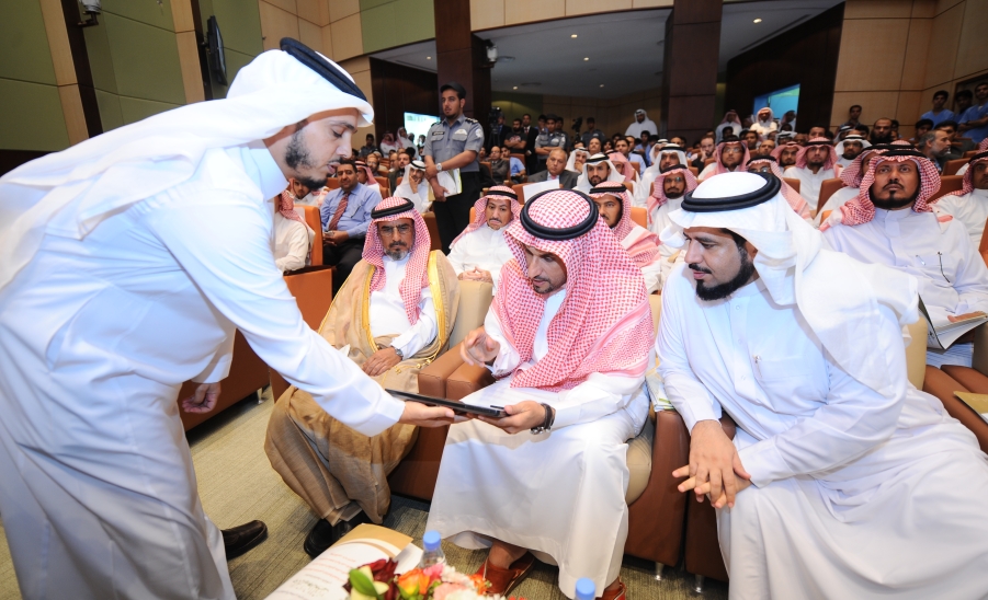 معالي مدير الجامعة يدشن منهج كلية طب الأسنان