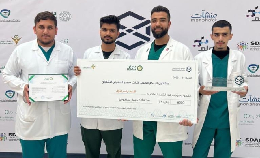  فريق بحثي من طلبة الجامعة يحقق المركز الأول في هاكثون الابتكار الصحي لجهاز تجفيف وتثبيت الشرائح الطبية المخبرية .