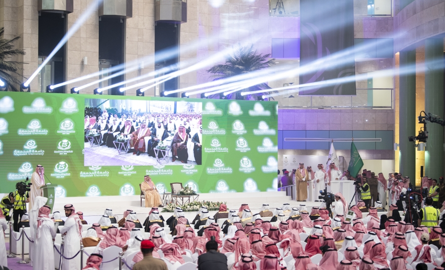 أمير منطقة الرياض يرعى حفل تخريج الدفعة الخامسة عشرة من طلبة الجامعة .